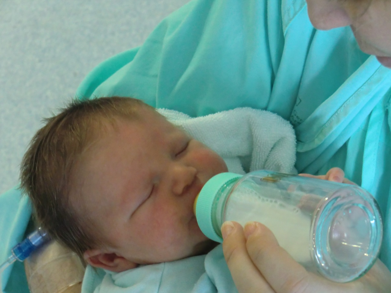 赤ちゃんの湯冷まし保存方法。外出時のミルクや容器の消毒は？