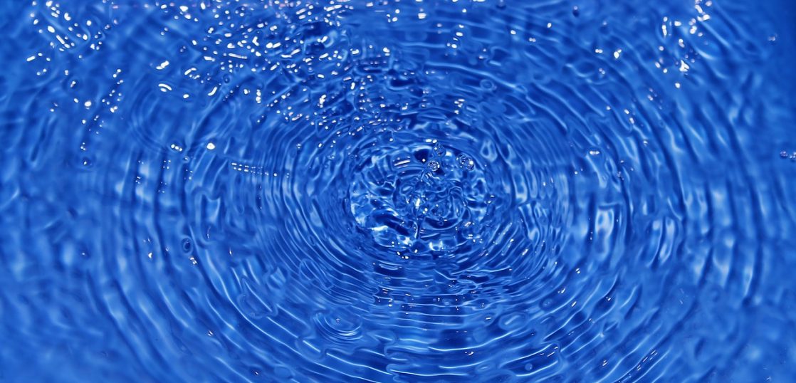 きれいな青い水の波紋